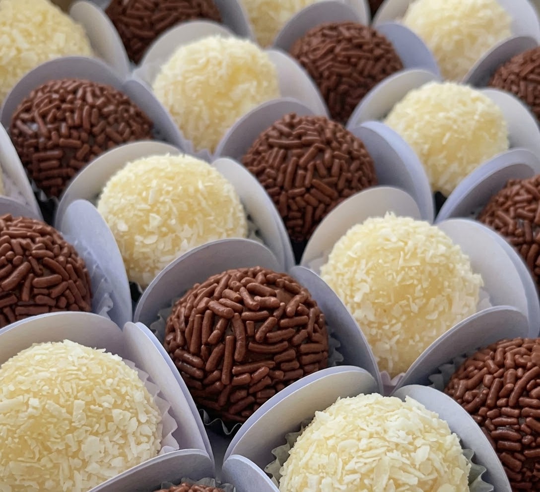 Brigadeiros e beijinhos da Delícias da Si em forminhas